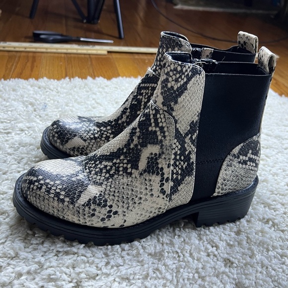 Women’s 7.5 Snakeskin Ankle Boots NEW - Picture 4 of 8